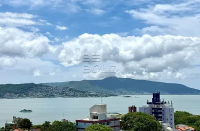 Cobertura duplex reformada com vista para o mar em coqueiros