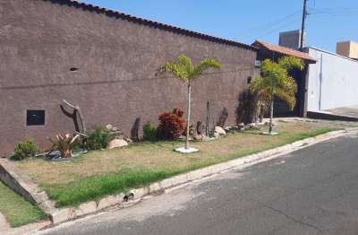 Ótima casa c/ 3 suites ampla garagem e quintal em bairro tranquilo.