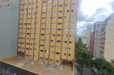 Lindo apartamento com 01 dormitório com sacada, ao lado do metrô República, a região oferece  bares, restaurantes, próximo a linha vermelha e amarela do metrô . Ponto de ônibus a 300 metros,  parque a