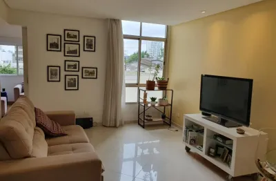Em excelente localização, apartamento silencioso, claro e muito arejado!