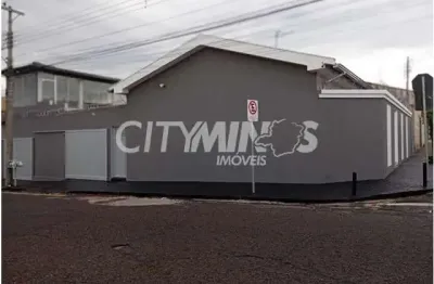 Casa com 3 quartos para alugar no osvaldo rezende, uberlândia  por r$ 3.400