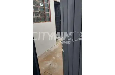 Casa com 2 quartos para alugar no Luizote de Freitas, Uberlândia  por R$ 900