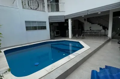 Linda casa à venda no bairro shangri-lá, na região do coxipó, com excelente localização e próxima ao supermercado comper da avenida fernando corrêa da costa