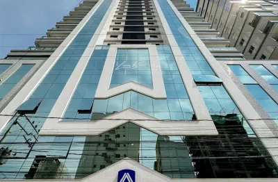 Apartamento Alto Padrão no Edifício Long Beach em Meia Praia com 3 Suítes e Lazer completo a poucos metros do Mar.