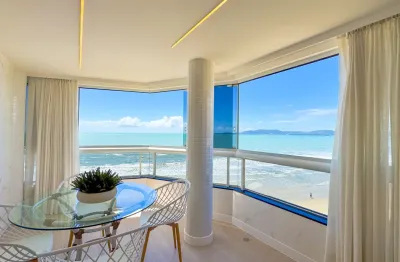 Cobertura frente mar e pé na areia em itapema no estreito, com uma vista panorâmica
