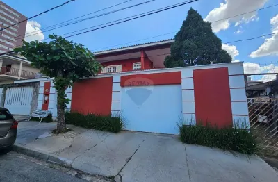 Sobrado no Jd das Estrelas com 03 quartos, 01 suíte e piscina.