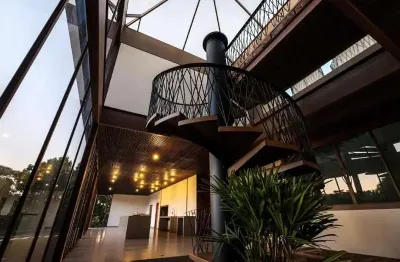 Mansão estilo contemporâneo toda construída em estrutura metálica aparente (única na granja viana)