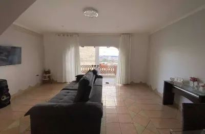 Sobrado com design funcional e espaços bem distribuídos – jardim eliane