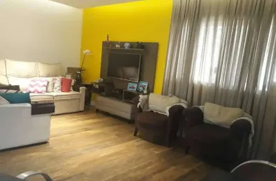 Casa espaçosa com 3 dormitórios e área gourmet em jardim independência