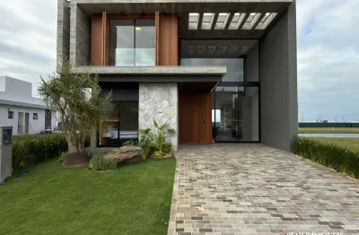 Casa em condomínio fechado c/ 4 suítes mobiliado e decorado a beira lago