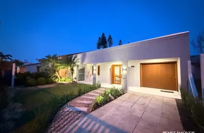 Casa térrea com área gourmet com piscina c/ 3 dormitório e amplo living