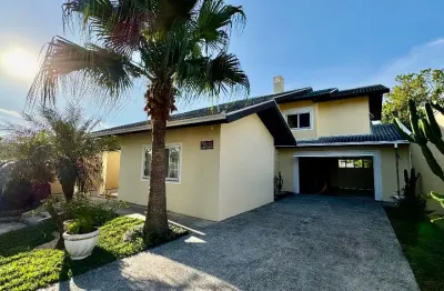 Casa com quintal - terreno 600m² - 5 qtos - 241m² priv