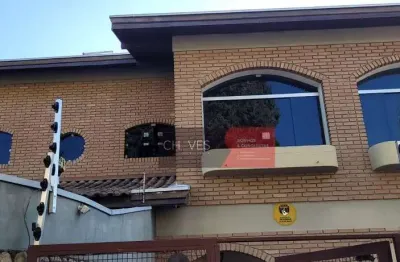 Sobrado de 300m2 com  2 andares, localizado no desejado bairro esplanada ii.