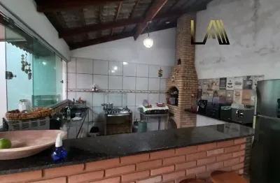 Linda casa, aconchegante, com muito espaço na frente e no fundo, com boa localização.