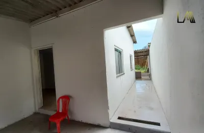 Casa com boa estrutura, solzinha no terreno, com muito espaço e boa localização no bairro.