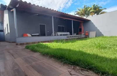 Casa com excelente localização no bairro, próximo de escola e Av. comercial.