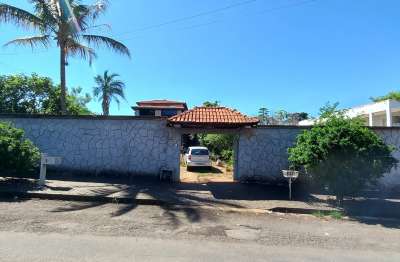 Lindo sobrado em Caldas Novas. Muito espaço na frente e do lada da casa.
