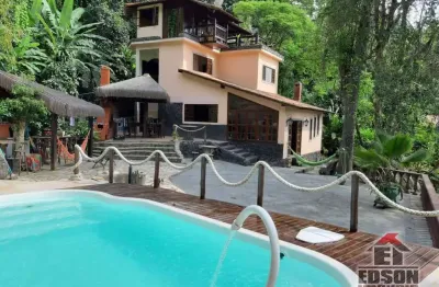 Belíssima casa triplex em condomínio no recanto de itaipuaçu