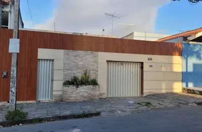 Casa com à venda com 4 quartos, sendo 2 suítes, em campina grande