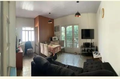 Casa Aconchegante com 3 Quartos, Quintal Amplo e Espaço para Festas!