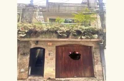 Sobrado com 200 mts2, 4 quartos, 1 suíte, garagem coberta e fechada, com dependência de empregada nos fundos