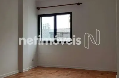 Pertinho da estação ana rosa, com dois quartos e vaga de garagem.