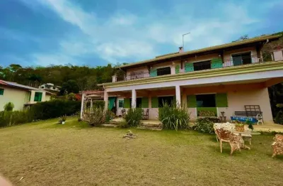 Oportunidade casa em condomínio fechado com 3 suítes - seu refúgio verde!