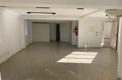 Prédio com 3 salas para alugar na Praça Doutor Sales Júnior, 73, Vila Madalena, São Paulo