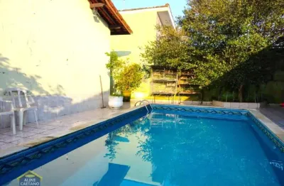 Linda Casa Térrea Isolada com 3 dorms + 1 na Edícula! 6 vagas de garagem!