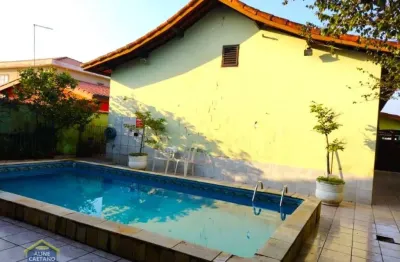 Linda casa térrea isolada com 3 dorms + 1 na edícula! 6 vagas de garagem!