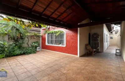 Casa isolada, 3 dorms , 3 vagas , edícula, mobiliada , excelente localização!!!