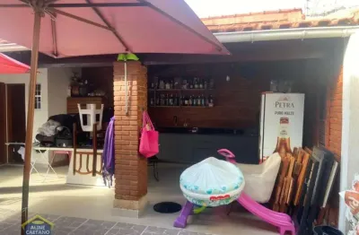 Linda casa térrea isolada 3 dorms + 1 dorm na edícula - 5 vagas de garagem!