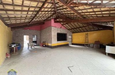 Casa a 200 metros da praia, piscina , edícula , qjuintal super espaçoso.