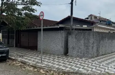 Casa isolada, 2  dorms + edícula com banheiro, quintal super espaçoso apenas r$445 mil.