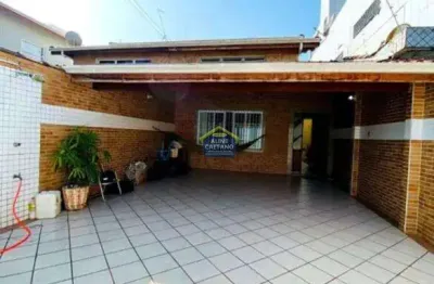 Espaçoso sobrado à venda no ocian com 4 quartos e churrasqueira