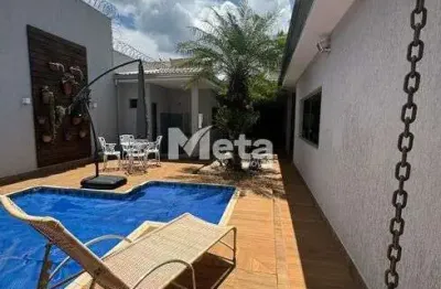 Casa com 3 quartos para alugar no conjunto segismundo pereira, uberlândia  por r$ 5.900