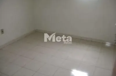 Apartamento com 3 quartos para alugar no santa mônica, uberlândia  por r$ 1.600