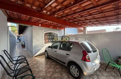 Casa à venda em itanhaém, no bairro nova itanhaém, próximo à praia e o comércio local.