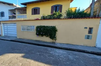 Sobrado perfeito perto da praia do suarão em itanhaém – 2 suítes e garagem