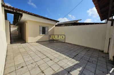 Casa à venda em mongaguá com churrasqueira – 1 dormitório, 2 banheiros e 2 vagas próxima à principal