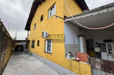 Sobrado à venda no flórida mirim, mongaguá. 3 dormitórios, 2 banheiros, 2 vagas, quintal e varanda.