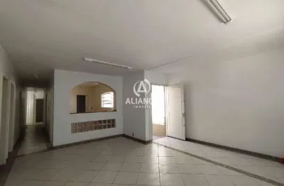 130 m², parte superior 
dividida em 7 salas, 1 cozinha, 3 banheiros.
p