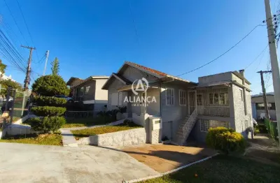 Casa com várias salas já divididas, pátio na parte da frente, toda ref