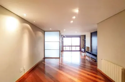 Semi mobliado
área privativa: 200,00 m².
piso ceramico e assoalho de m