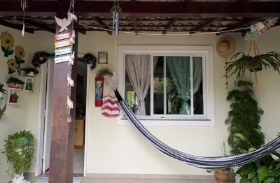 Casa duplex com suite, vaga de garagem e quintal próximo a supermecados, famácias, escola, condução para o brra shopping e praias do recreio