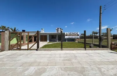 Casa no centro a 70m do mar com 3 dormitórios e 375m² de terreno