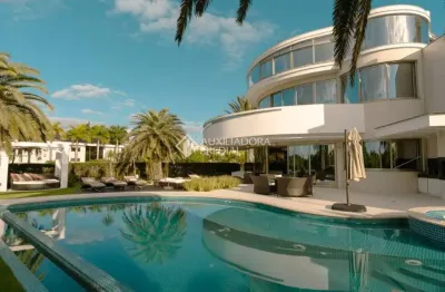 Casa com 5 quartos à venda na avenida dos pampos, 241, jurerê internacional, florianópolis, 1600 m2 por r$ 39.000.000