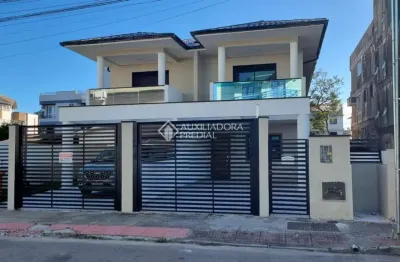 Casa com 3 quartos à venda na rua hypólito gregório pereira, 127, canasvieiras, florianópolis, 175 m2 por r$ 1.590.000