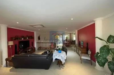 Casa em condomínio com 4 quartos e piscina na freguesia