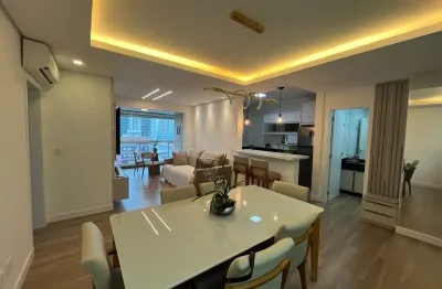 Lindo apartamento a poucos metros da beira-mar continental, com fácil acesso à ilha.